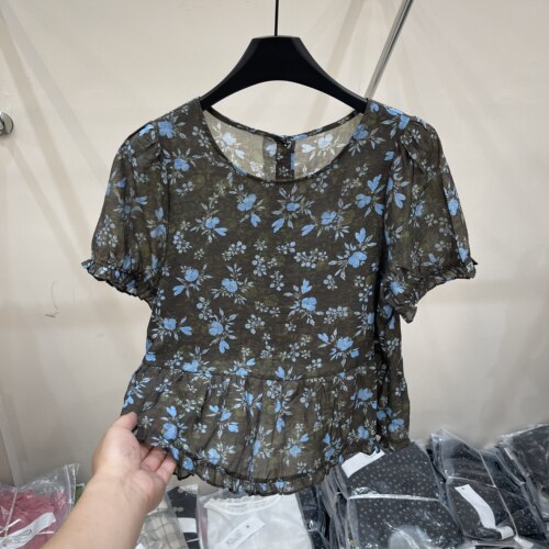 碎花后背纽扣荷叶边下摆短袖衫女