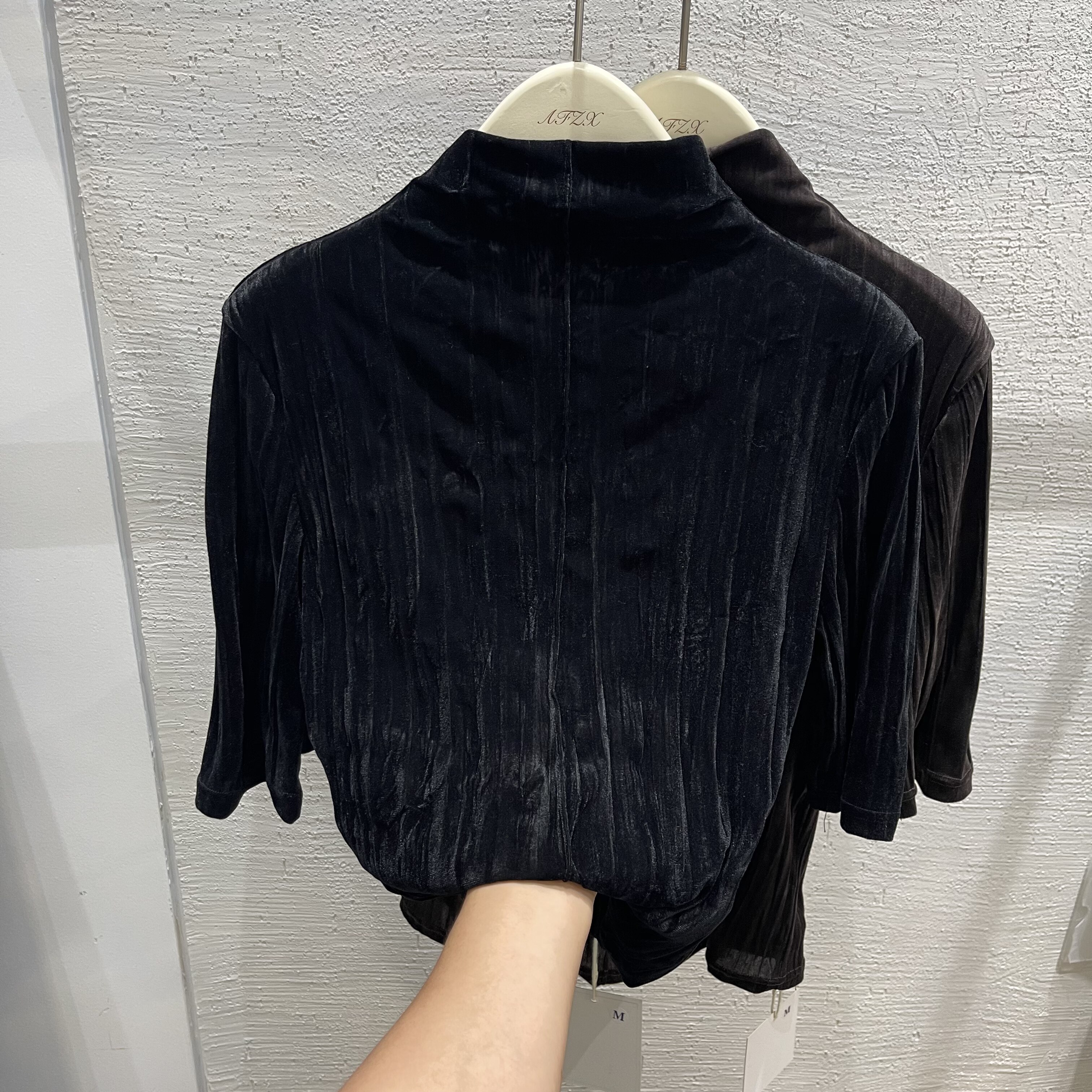 褶皱拼接半高领丝绒五分袖T恤女
