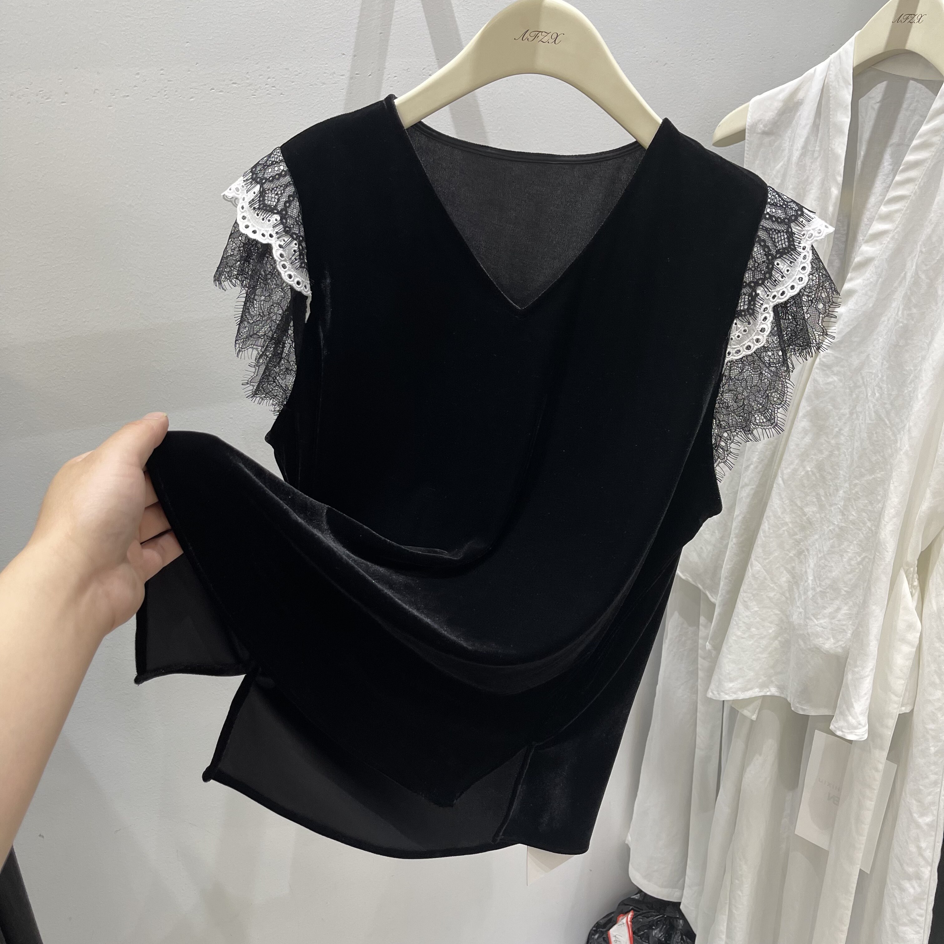 V领蕾丝拼接丝绒飞飞袖T恤女宽松