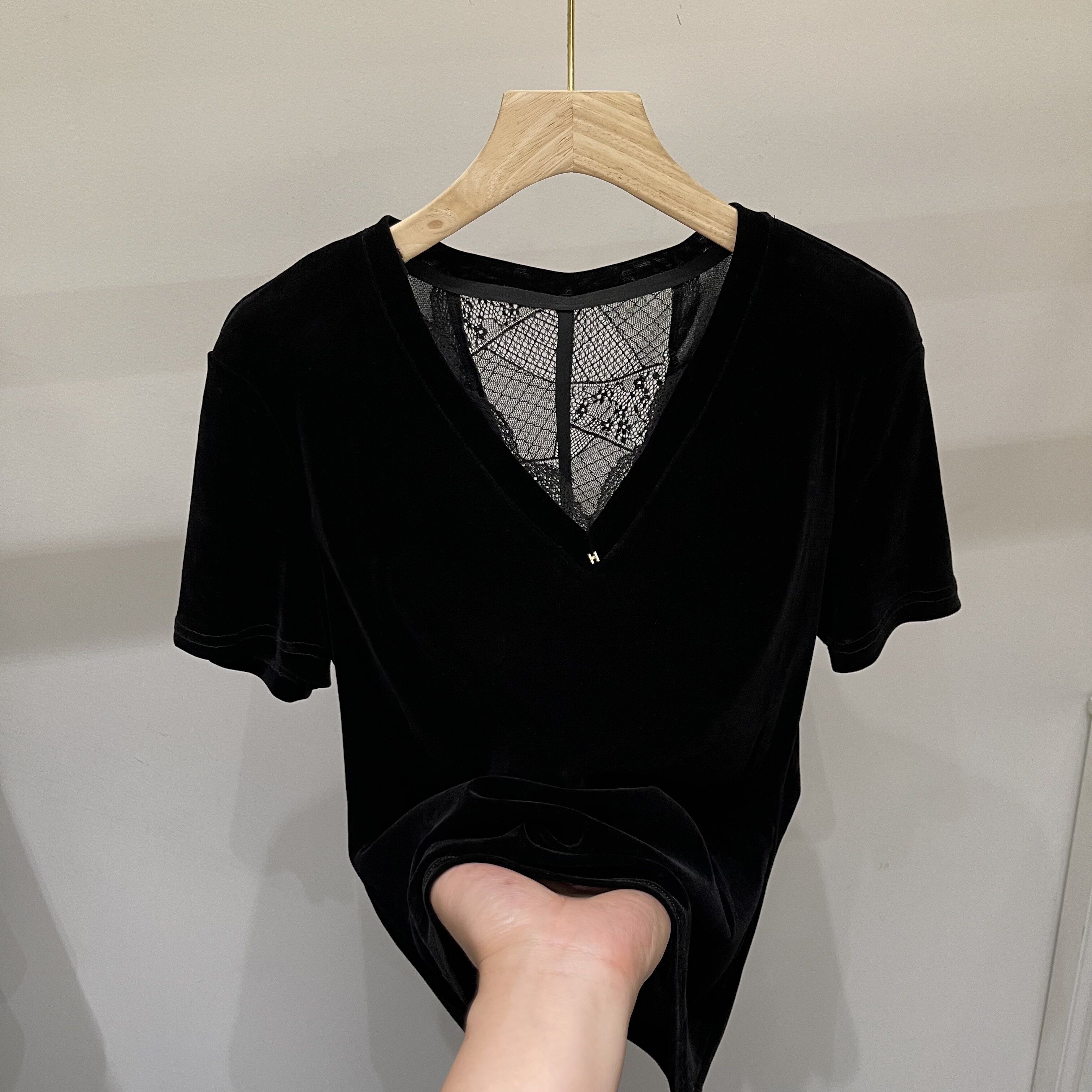 V领钉珠后背蕾丝拼接丝绒短袖T女