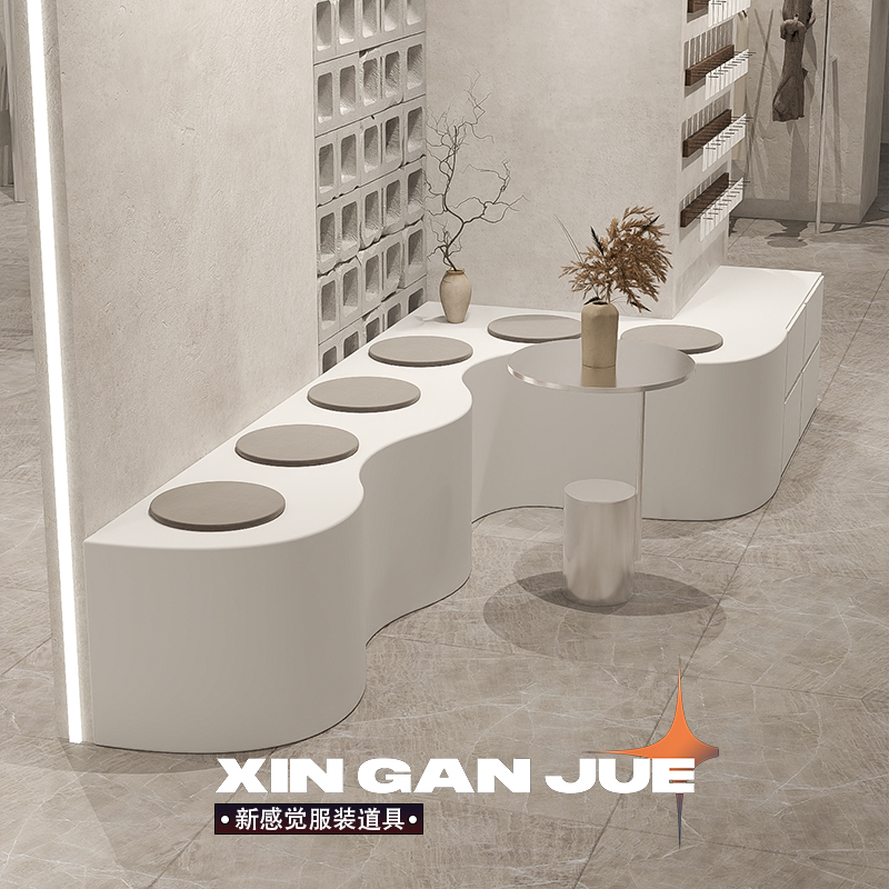 服装店软装靠墙展示台