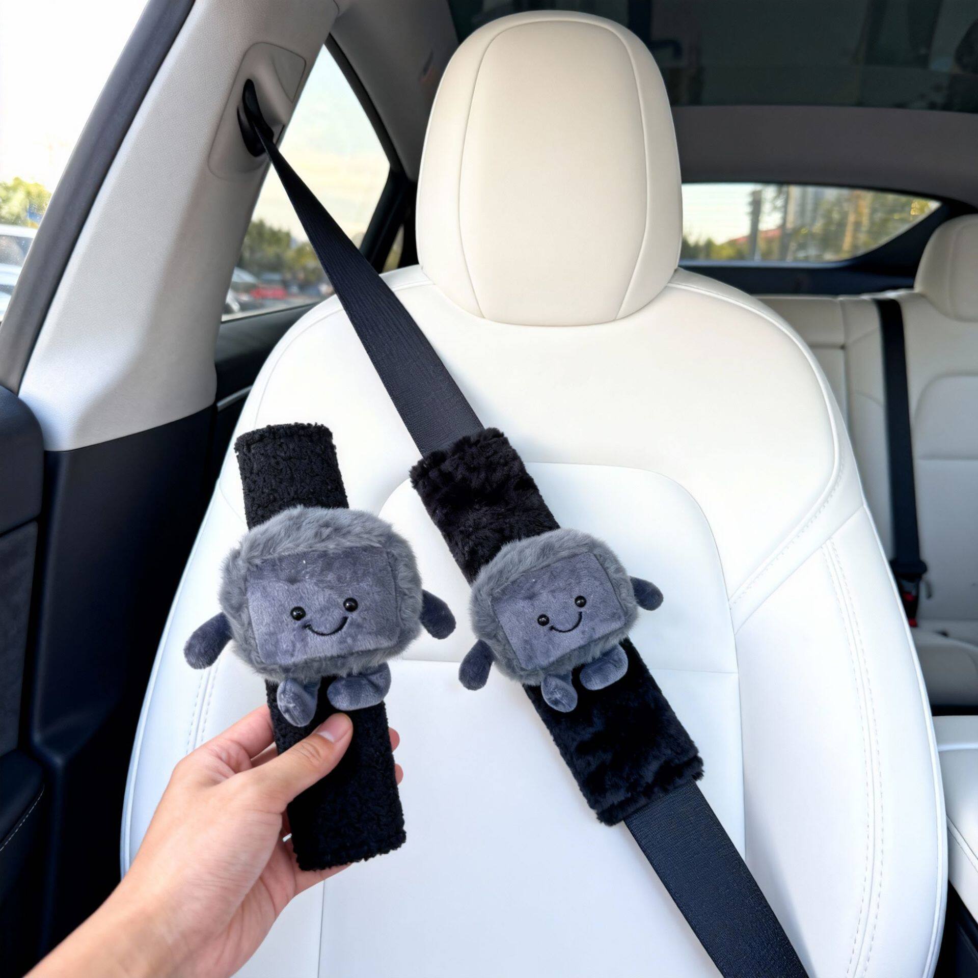 新款创意安全带毛绒套可爱臭豆腐公仔娃娃车载装饰玩偶护肩现货