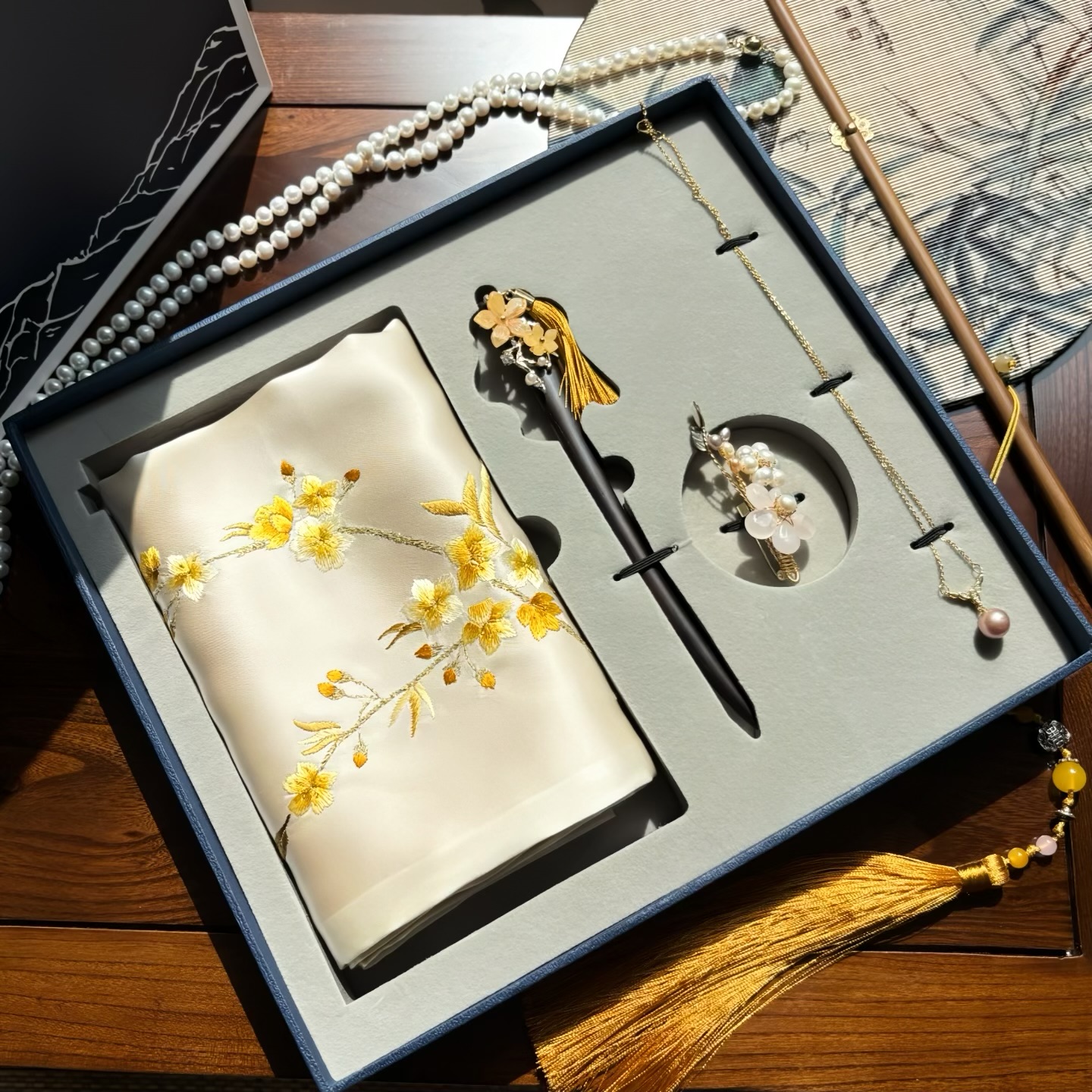 新款中国风苏绣真丝刺绣丝巾节日礼品围巾四件套送长辈妈妈礼盒装