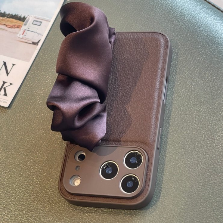 ins秋冬复古咖啡深棕褶皱弹力手腕带适用于苹果17手机壳iphone16promax套15/14小众13新款12