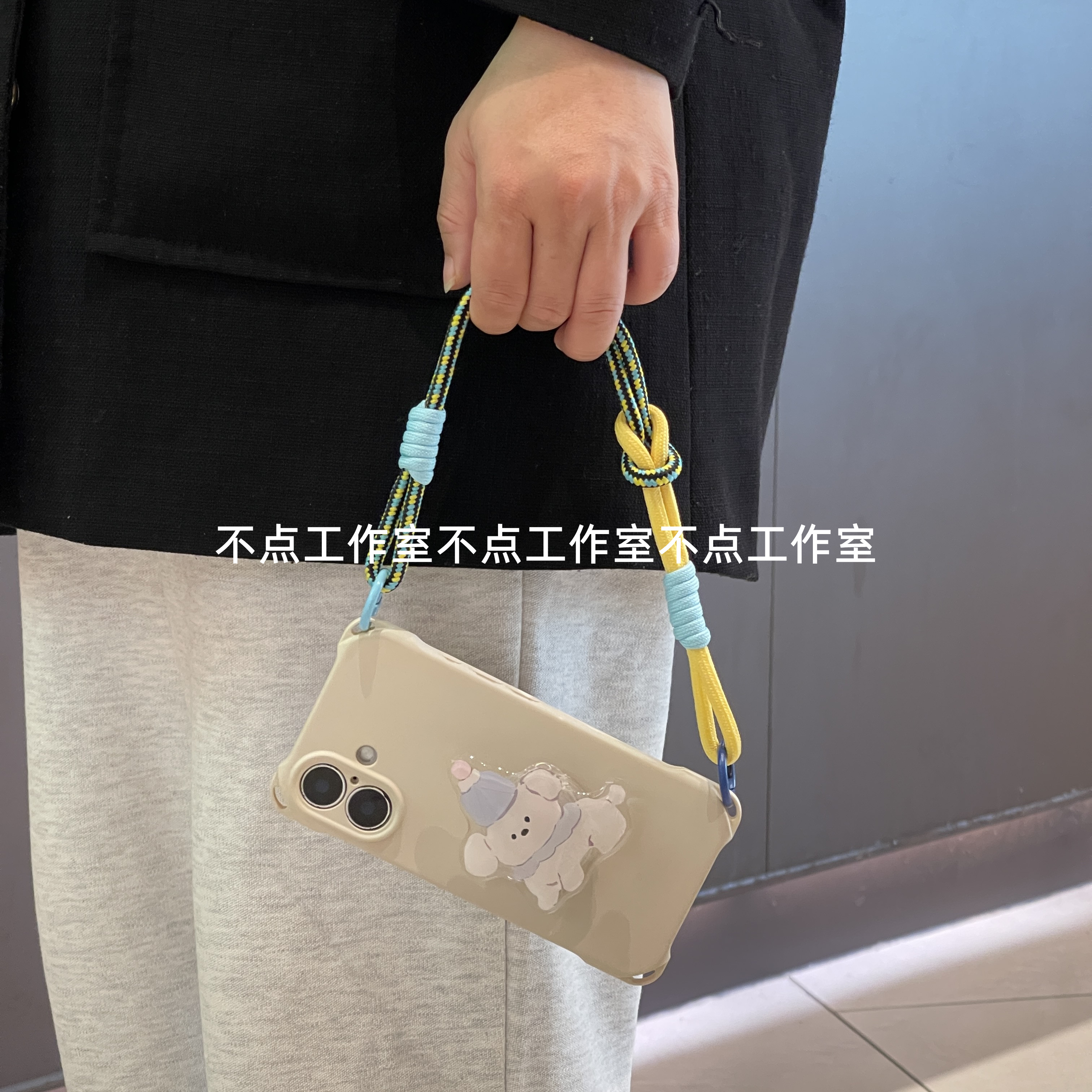 早春ins原创四角可挂奶灰可爱帽子狗支架手拎绳适用于苹果16手机壳13/14IPhone15promax斜跨绳12软11