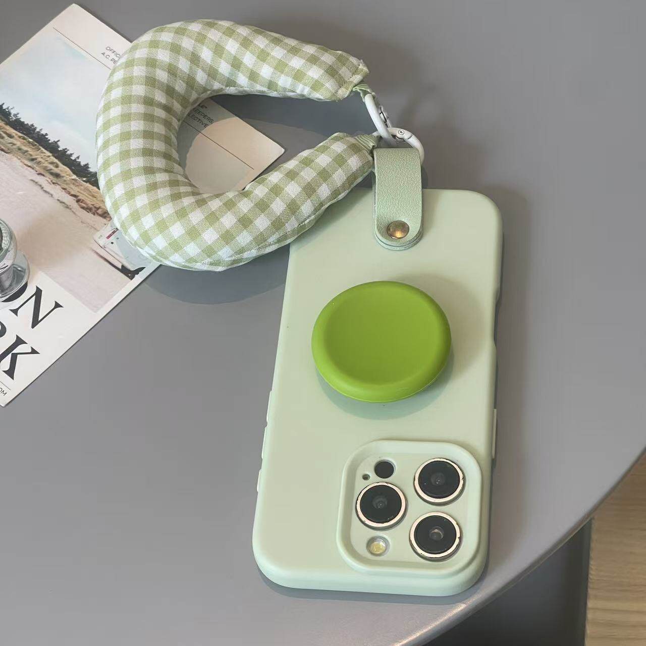 ins少女奶绿硅胶绿圆支架充棉手腕带适用于苹果17手机壳Iphone16promax软15/14套13小众12