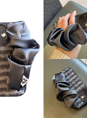 秋冬黑灰撞色黑丝绸褶皱手腕带适用于苹果16手机壳13iphone15pormax全包12套11软14新款XS