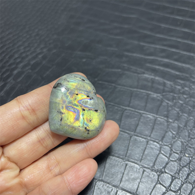 天然蓝黄紫光水晶拉长石打磨小爱心裸石实物图多款可选