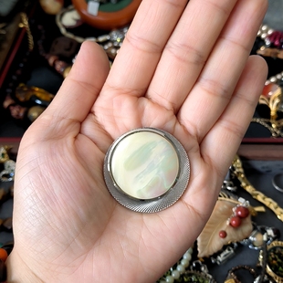 贝母胸针