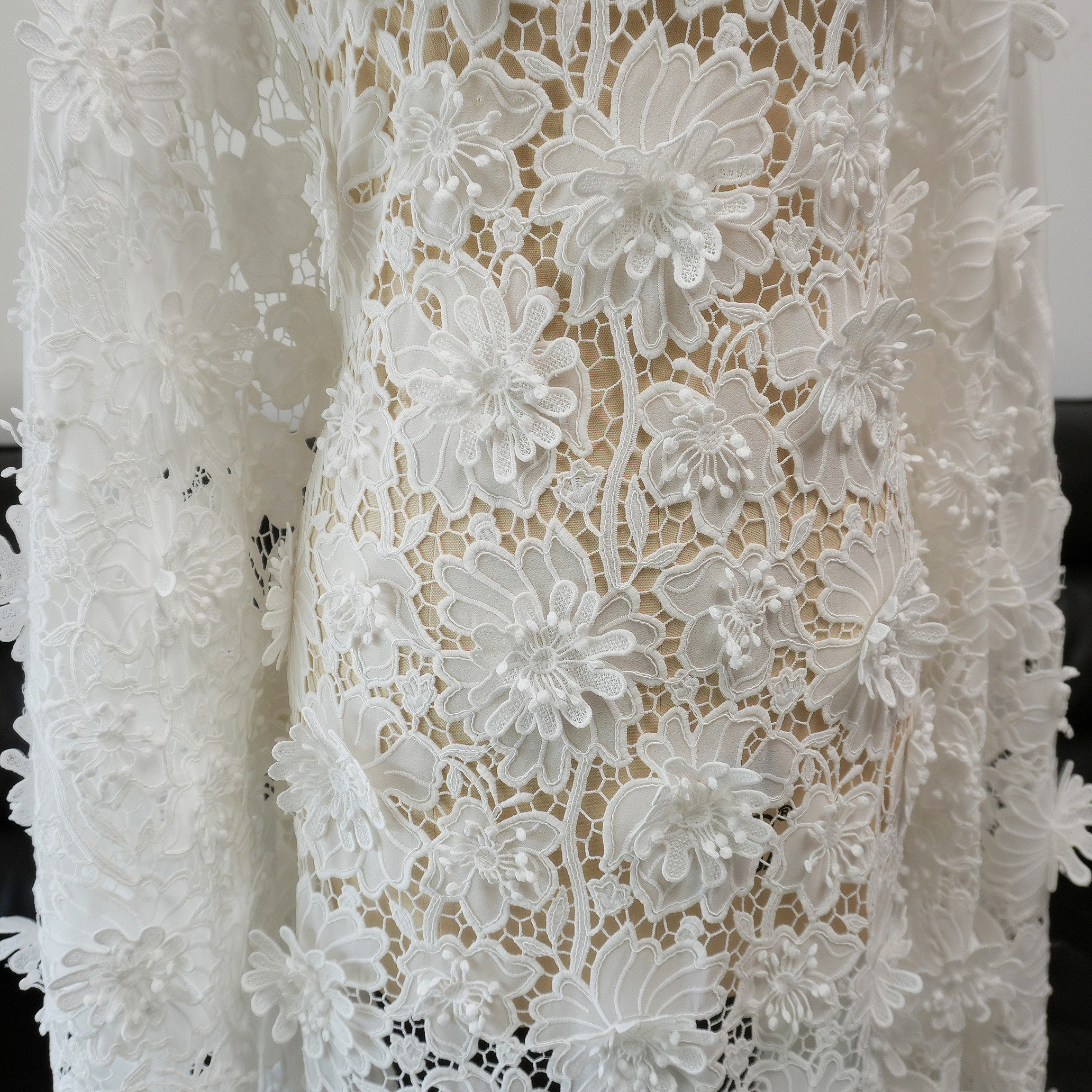 新款白色立体花连衣裙子演出服背景布旗袍婚纱礼服布面料清仓特价