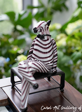 卡罗尔人间遗珠优雅绅士摆件