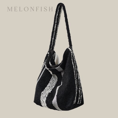 Melonfish黑白撞色条纹水桶包