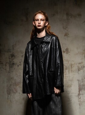 小喜家 国内现货 26早春Hanes x Karlal 帅到犯规的黑色PU皮衣