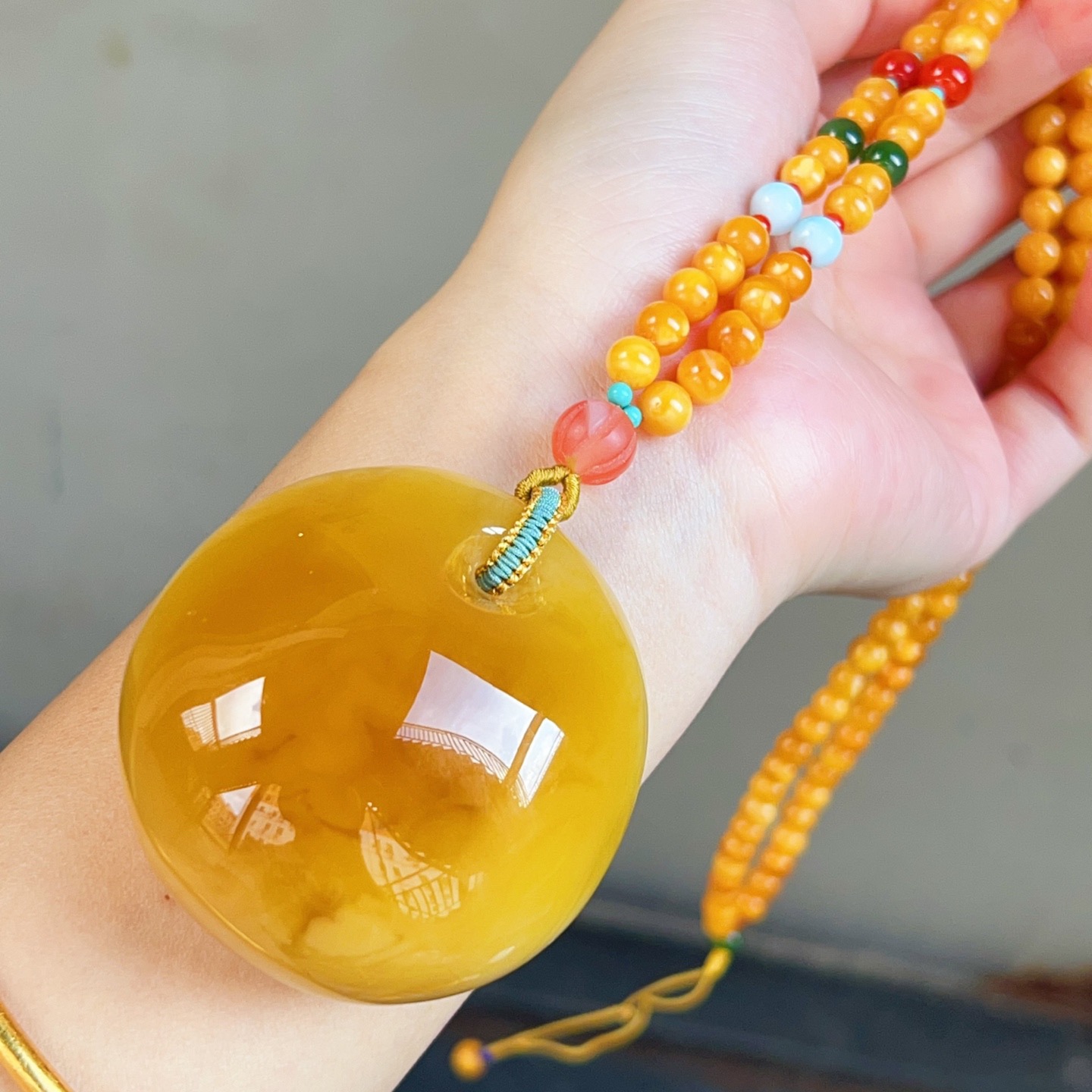 俄料满蜡奶咖蜜糖红公主扣吊坠，蜡质浓郁，搭配6mm花蜡配链