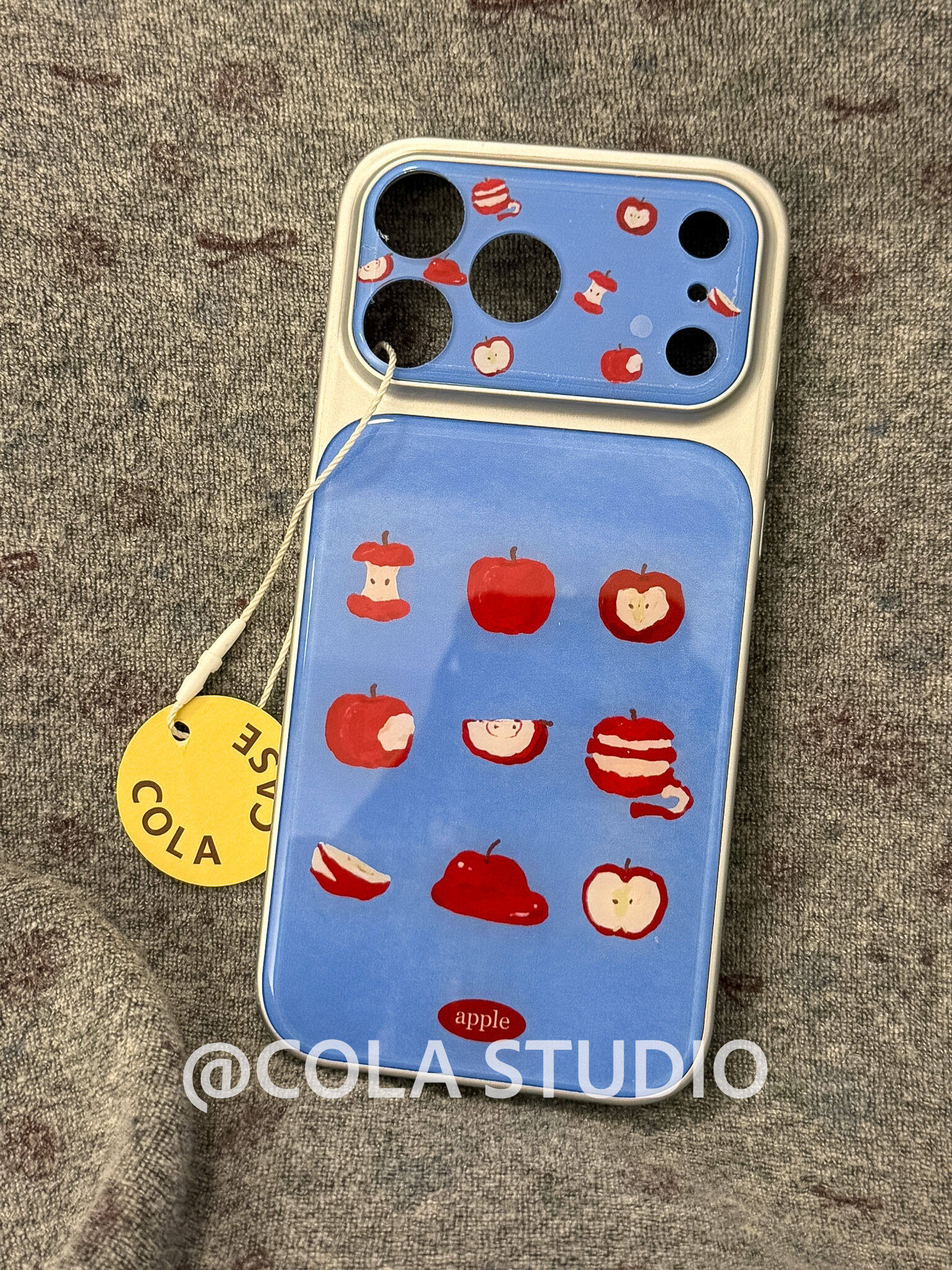 西多士全包镜头亚克力可爱蓝底红苹果适用苹果手机壳iPhone17promax