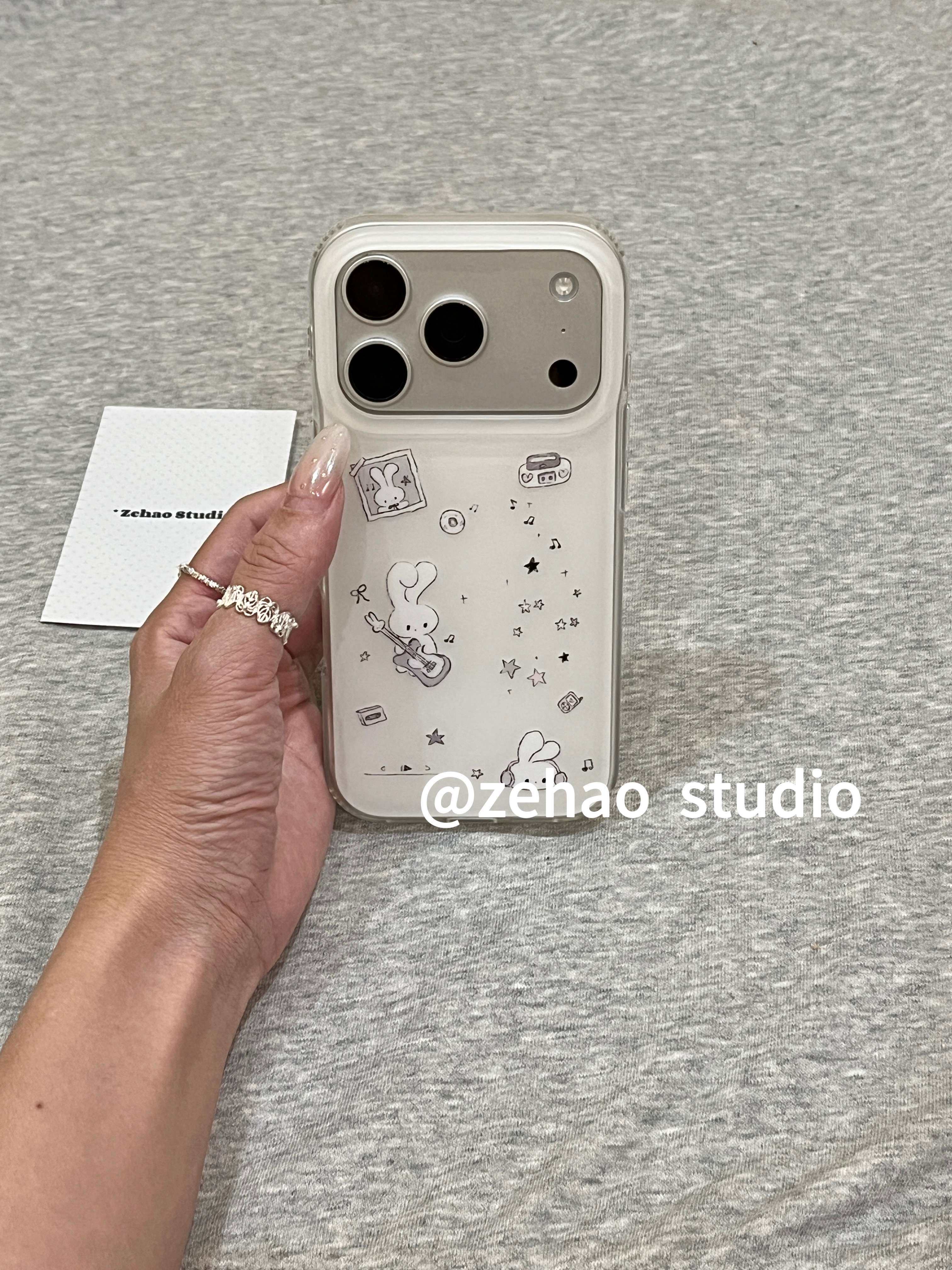 西多士白底线条吉他音乐小兔适用苹果17p双层iphone16磨砂15简约手机壳