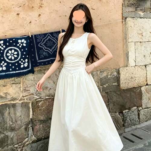 白色无袖背心连衣裙女圆领系带收腰褶皱大摆长裙出游显瘦气质长款