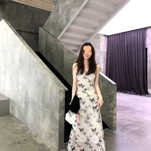 碎花吊带连衣裙女2026新款夏季穿搭蝴蝶印花法式别致绝美气质长裙