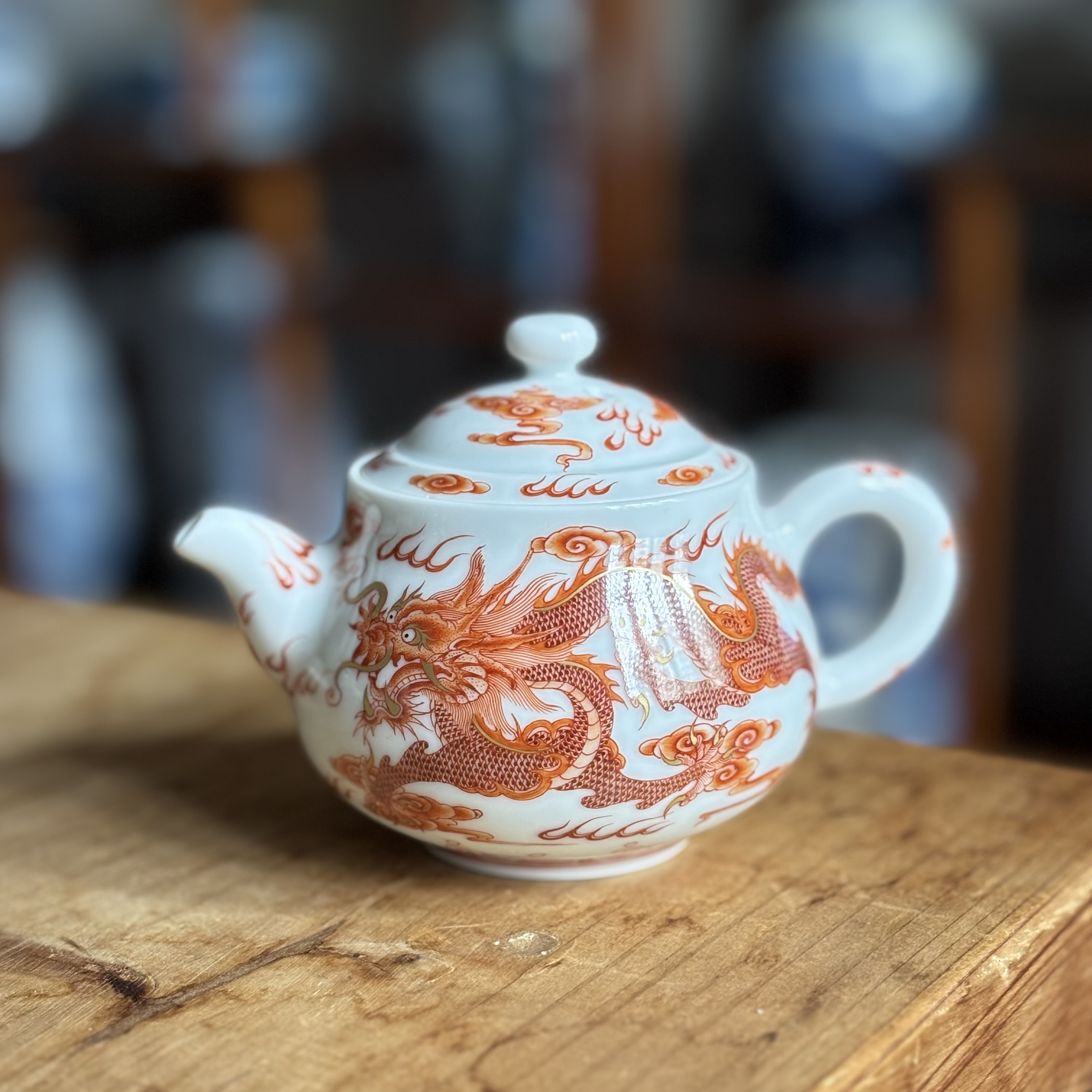 景德镇手绘龙纹矾红描金茶壶