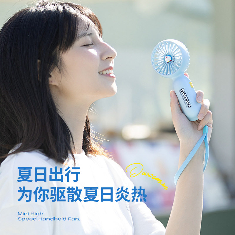哆啦A梦手持风扇超轻设计