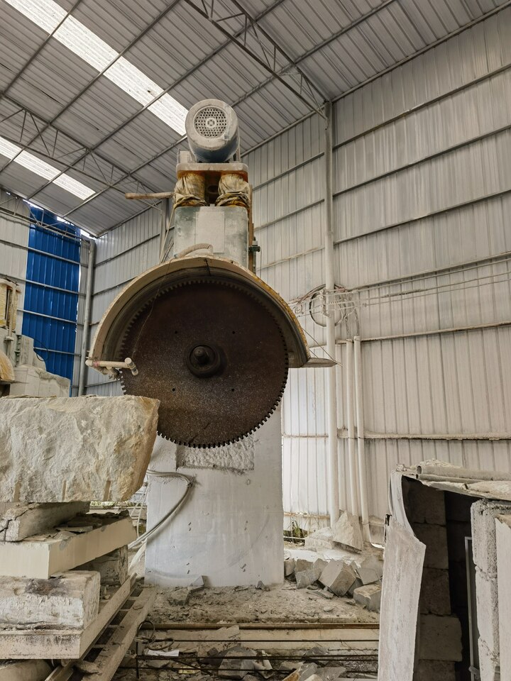 1月3日毕节石材工艺厂的厂房机器设备、厂房上附属构筑物网络拍卖公告