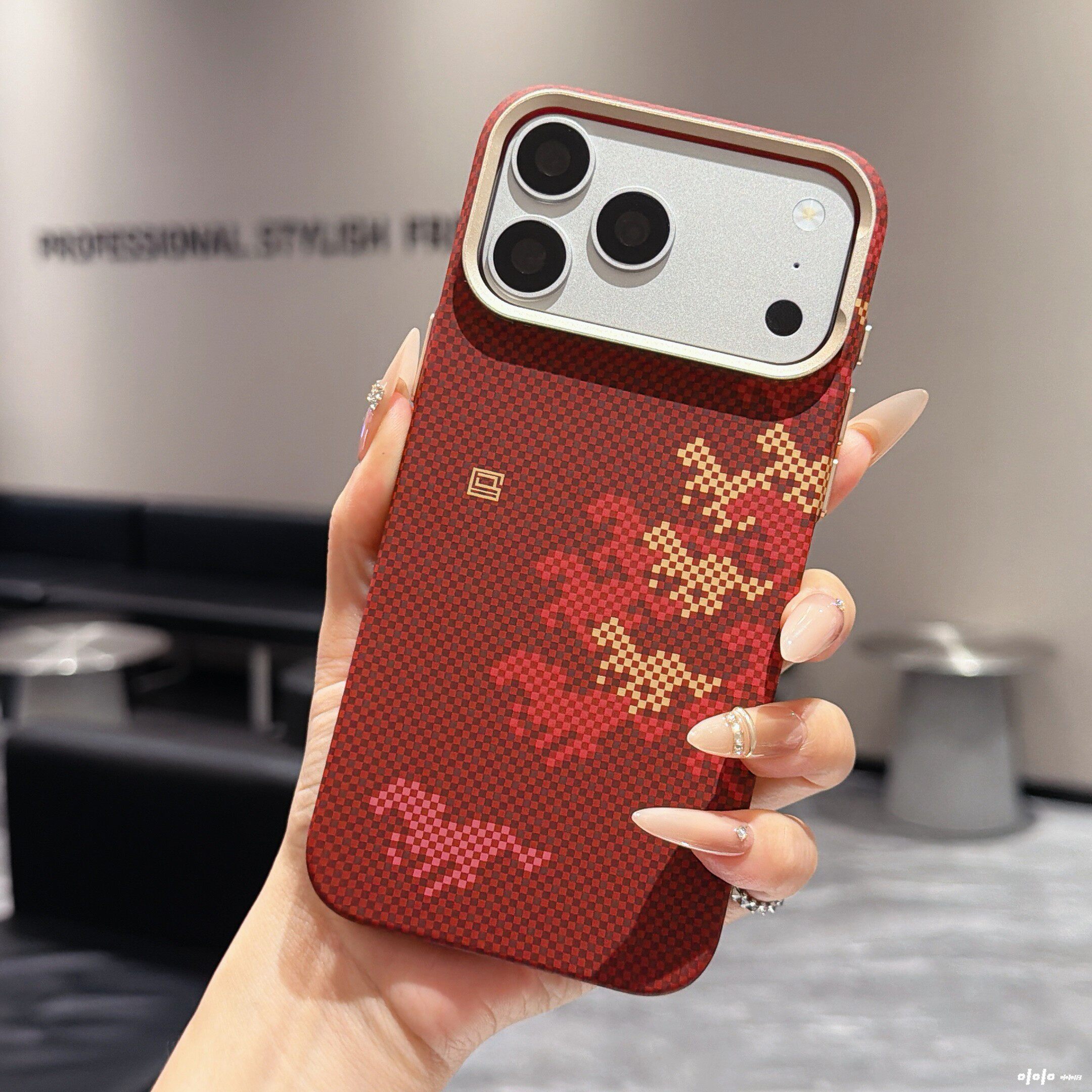 「万马奔腾」适用苹果18ProMax手机壳新款红色凯夫拉纹iPhone17pro超薄16promax内置磁吸15promax高端商务图片