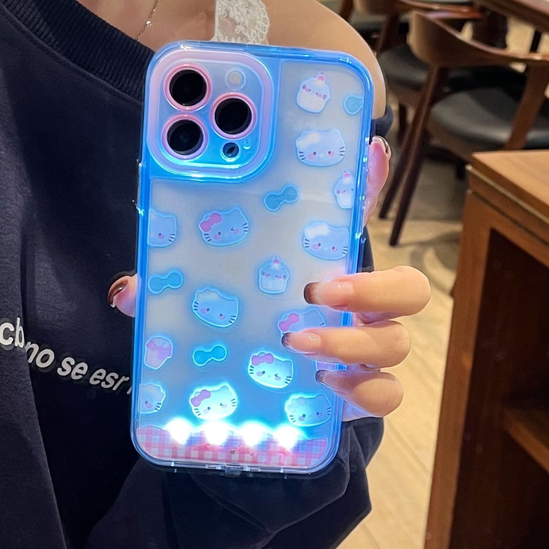 可爱猫咪蝴蝶结来电闪发光适用iPhone17promax手机壳声控创意苹果16plus防摔15科技感14超火13可爱12xs11个性图片
