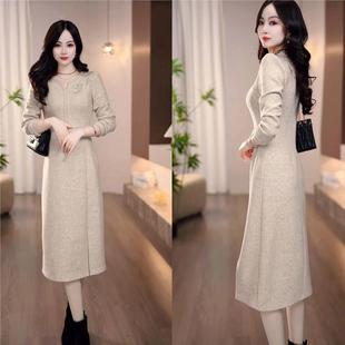 连衣裙2025新款今年流行爆款冬季米杏色肩部绣花优雅设计中长款