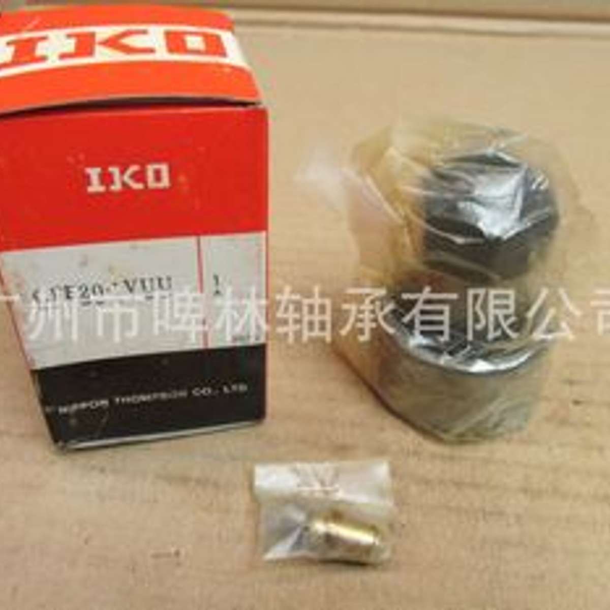 日本IKO CFE18附带偏心轴套的滚轮轴承