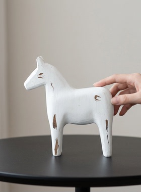 白色木质手工小马桌面摆件