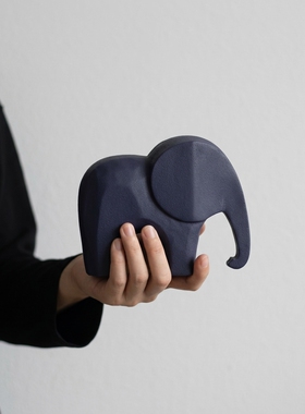 简约深蓝皮革大象桌面摆件