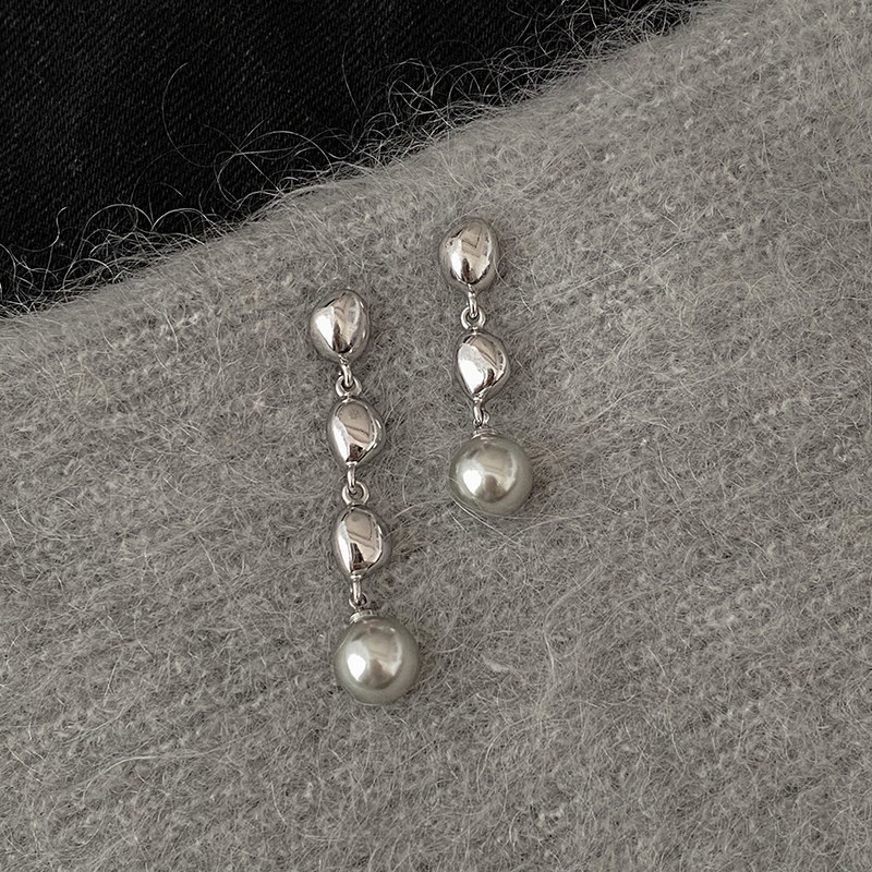 DOUDOUSTORE 中性灰925银针不对称金属球球灰珍珠耳钉高级感耳环
