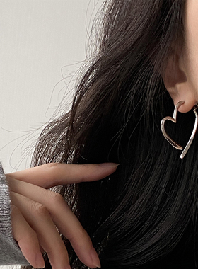 DOUDOUSTORE925银针轻奢小众交叉爱心耳环女甜酷2023年新款耳饰