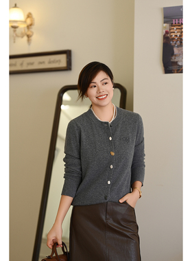 优衣美显瘦慵懒风气质时尚经典简撞色圆领微宽松针织衫14936