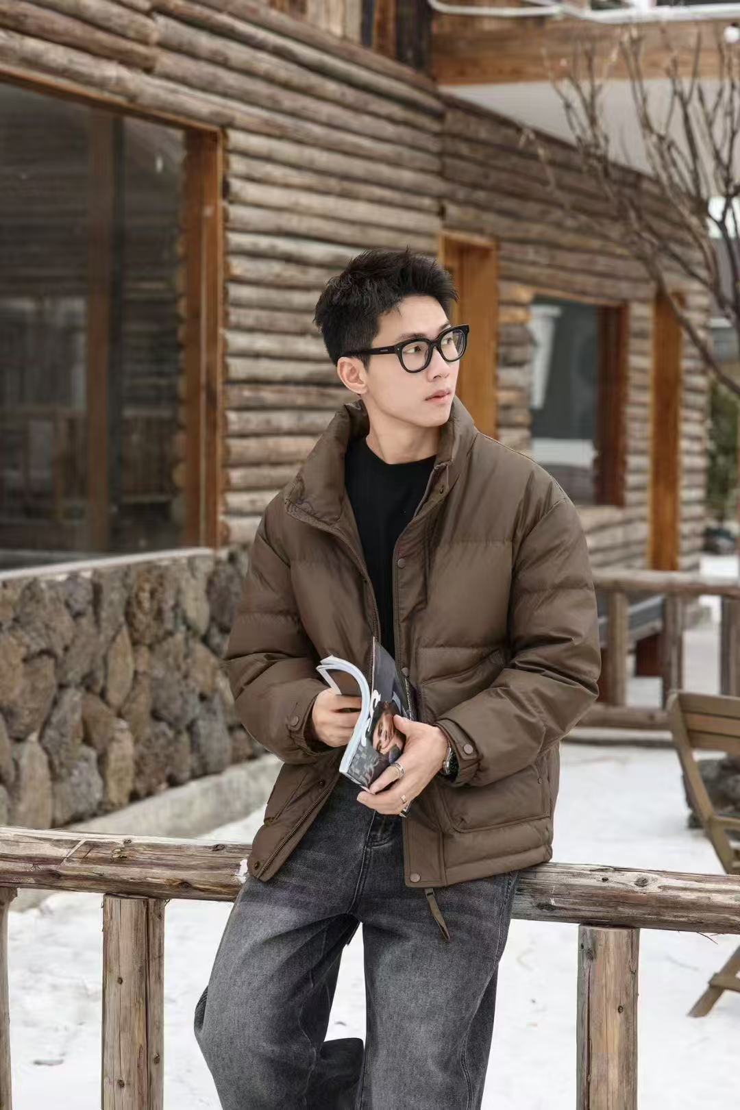 冬季新款男士羽绒服短款90白鸭绒立领修身免清洗保暖时尚潮流。