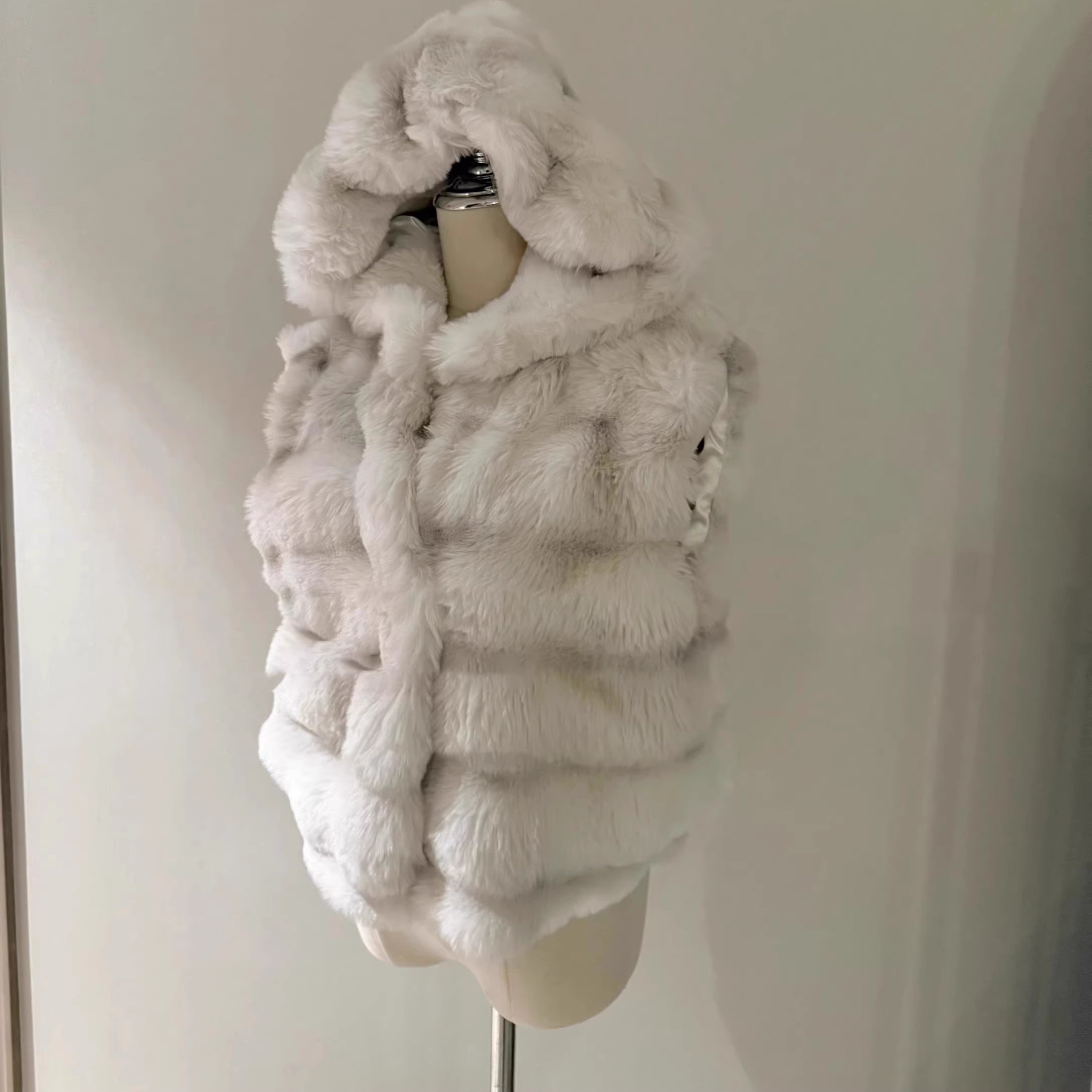 灰白连帽环保皮草毛毛马甲外套