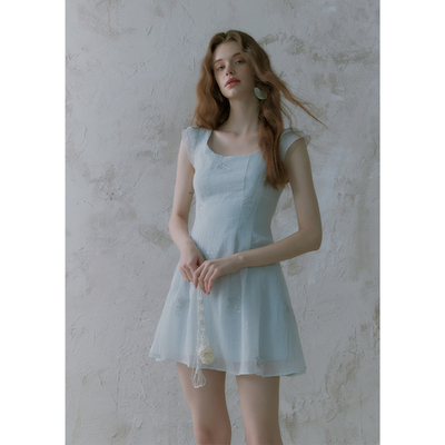 奥芝国 少女感亮片刺绣飞飞袖方领收腰连衣裙女夏2色减龄短裙SW