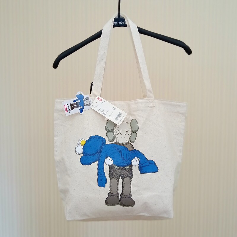 优衣库 kaws合作款手提包422009