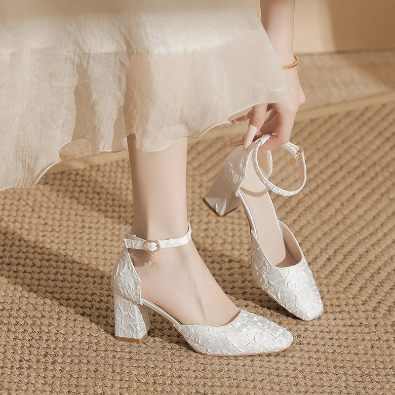 高跟鞋女款2026新款小码粗跟单鞋大码加肥脚凉鞋