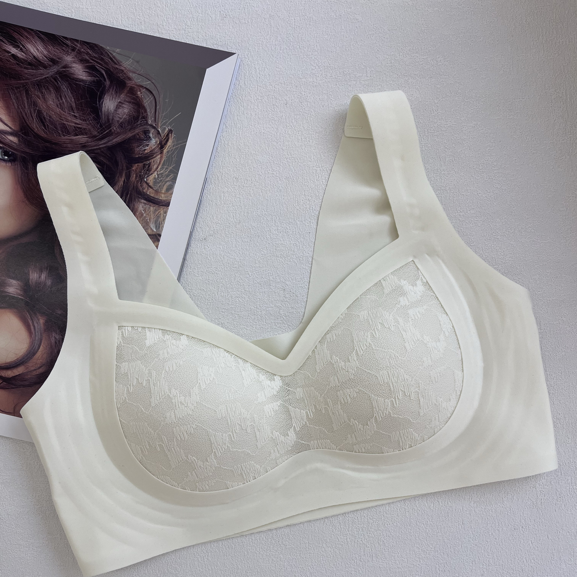 舒适宽肩带蕾丝薄款内衣女无痕美背无钢圈收副乳防下垂聚拢文胸罩