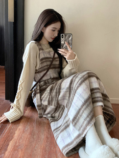 大码女装秋冬新款复古格子毛呢背带连衣裙绑带设计感打底毛衣套装