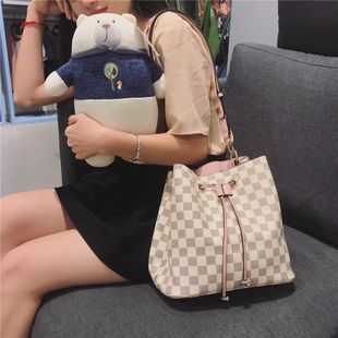 白格子水桶包2026欧美新款女包英伦休闲斜跨单肩包简约抽带水桶包