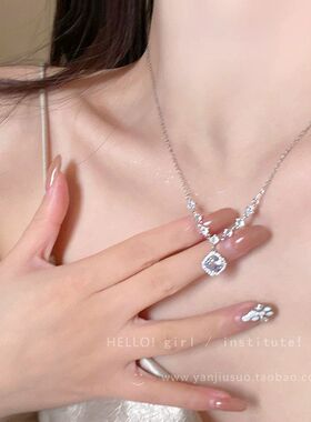 简约超闪精致锆石吊坠项链女款2026新款高级感轻奢小众锁骨链配饰