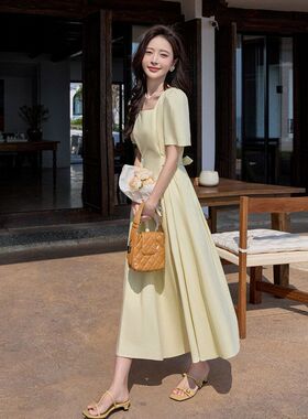 夏季泡泡袖方领连衣裙2025女微胖显瘦收腰优雅韩系淡黄色过膝长裙