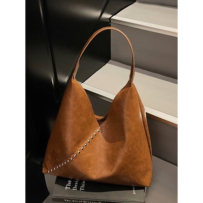 商场品牌大容量铆钉腋下包包2026新款百搭单肩包韩版简约通勤托特