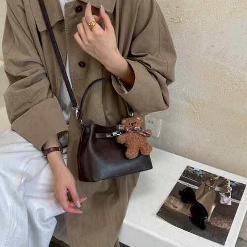 专柜品牌美拉德复古油蜡皮包女2026新款百搭通勤斜挎包女士手提水
