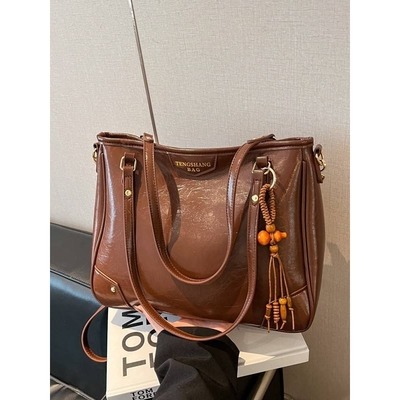 商场品牌时尚高级感包包女2025新款潮冬季大容量复古斜挎包通勤百