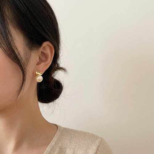 专柜品牌冷淡风褶皱金属珍珠耳钉简约小巧日常通勤百搭耳环女温柔