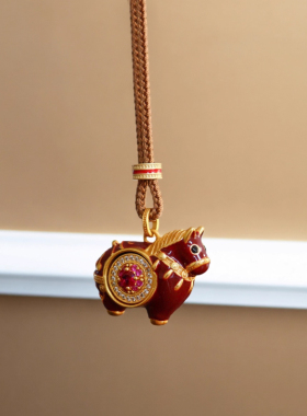 旋转红色小马项链女款2026新款毛衣链长款秋冬高级感轻奢小众吊坠