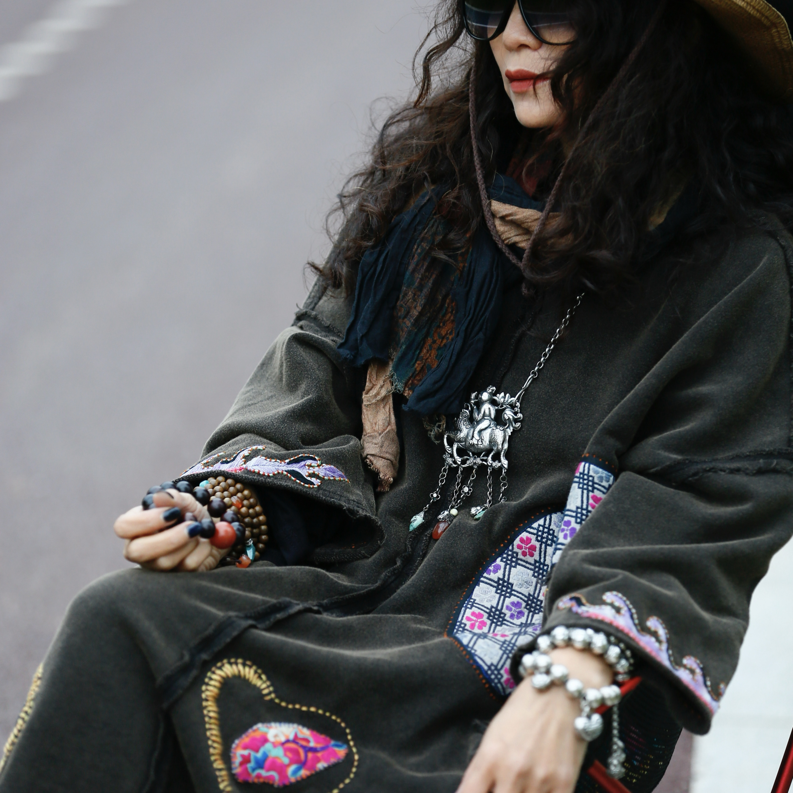 绣色绣吾颜原创设计个性老绣长袍定制款拍前通过客服确认